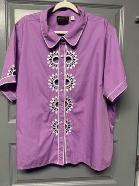BOB MACKIE WEARABLE ART Floral embroidery w/cut out details blouse. Size 3X
